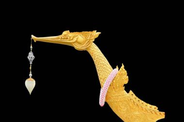 Royal mavna siyah arka plan üzerine izole Suphannahong