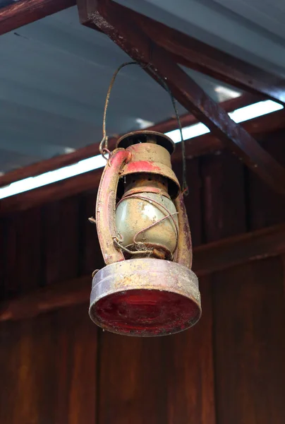 Linterna vieja (lámpara) colgando en la madera — Foto de Stock
