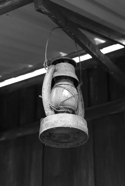 Linterna vieja (lámpara) colgando de la madera, en blanco y negro — Foto de Stock