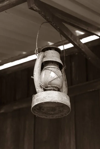 Linterna vieja (lámpara) colgando de la madera, estilo retro — Foto de Stock