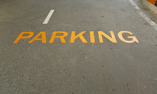 Sinal de estacionamento pintado na rua — Fotografia de Stock