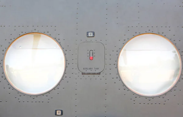 Μεταλλική επιφάνεια στρατιωτικών αεροσκαφών με παράθυρο — Φωτογραφία Αρχείου