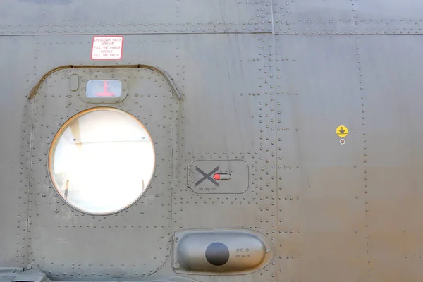 Kovový povrch vojenských letadel s oknem — Stock fotografie