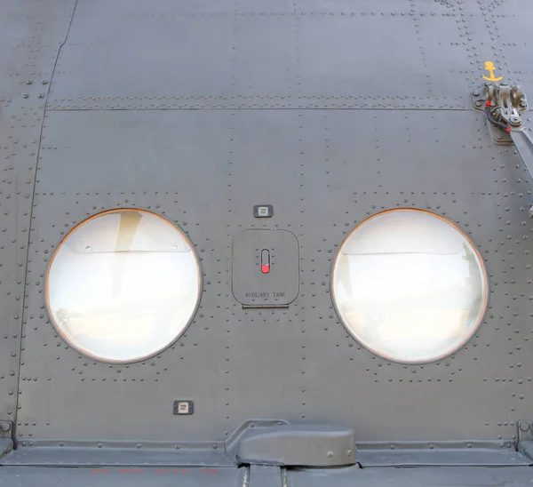 Μεταλλική επιφάνεια στρατιωτικών αεροσκαφών με παράθυρο — Φωτογραφία Αρχείου