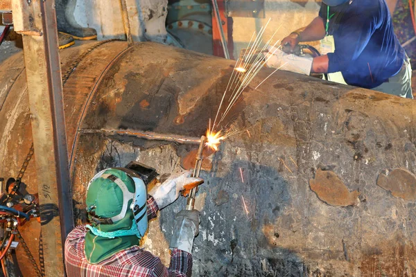 Trabajos de soldadura para tuberías de acero grandes — Foto de Stock