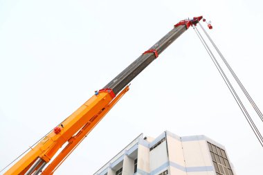 Sarı vinç patlama kanca ile