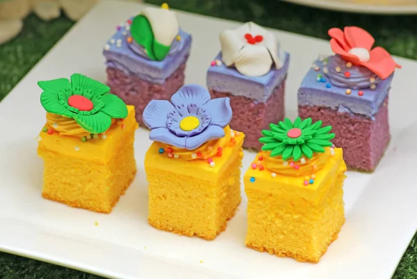 Stukken van kleurrijke bloem taart taart — Stockfoto