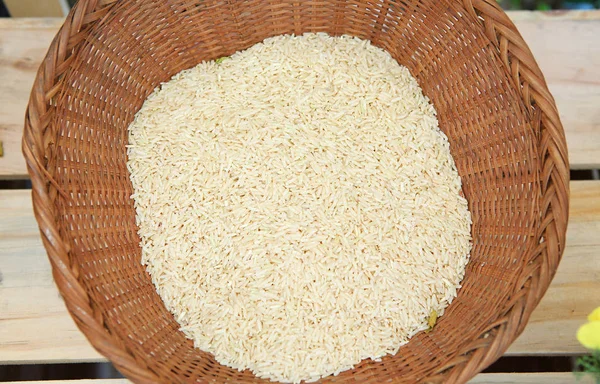 Arroz blanco en cesta de tejido de bambú — Foto de Stock