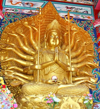 Bin altın Guanyin Buda heykeli Tayland'da eller