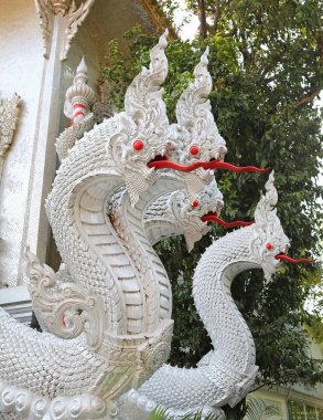 Büyük beyaz Naga heykel tapınağın