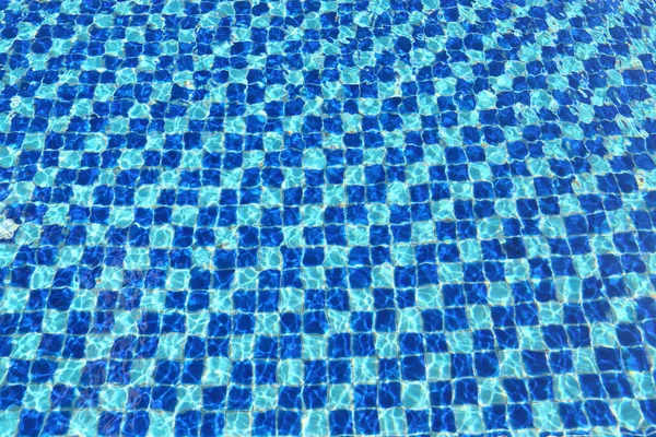 Abstract Azulejos de mosaico azul de água da piscina para fundo — Fotografia de Stock