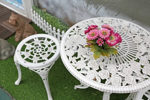 Salon de jardin, Chaises blanches et table à fleurs — Photo
