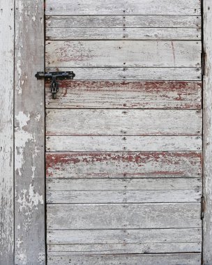 Eski ahşap tahta dikey ve yatay kapı asma kilit ile