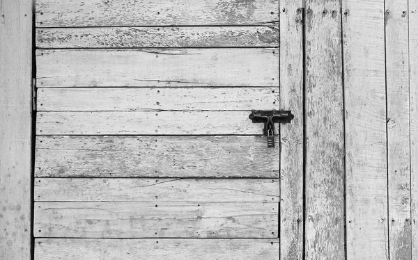 Vieille planche en bois porte verticale et horizontale avec cadenas — Photo