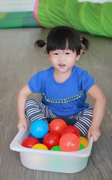 Niño asiático jugando bolas de colores en bandeja de plástico en la habitación del niño — Foto de Stock