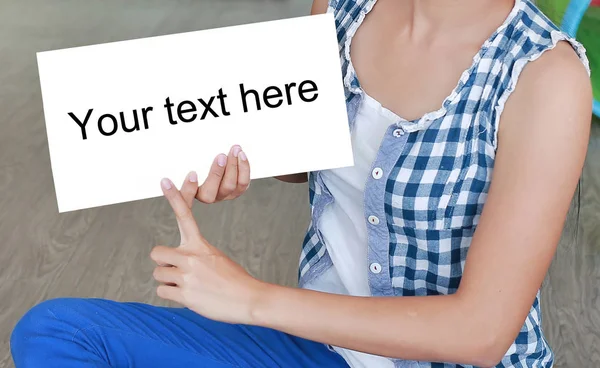 Mulher asiática Mostrar o rótulo "Your text here" para preencher o espaço em branco — Fotografia de Stock