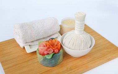 Havlu ve Salt Scrub, Spa konsept Bambu tahta karşı beyaz arka plan üzerinde topla sıkıştırma spa bitkisel