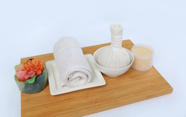 Havlu ve Salt Scrub, Spa konsept Bambu tahta karşı beyaz arka plan üzerinde topla sıkıştırma spa bitkisel