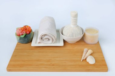 Havlu ve Salt Scrub, Spa konsept Bambu tahta karşı beyaz arka plan üzerinde topla sıkıştırma spa bitkisel