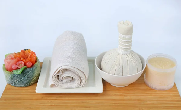 Balón de compresión de hierbas Spa con toallas y exfoliante de sal, concepto de spa en tablero de bambú sobre fondo blanco —  Fotos de Stock