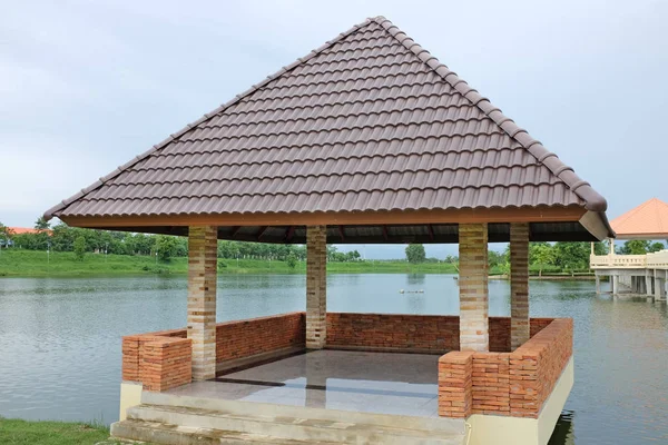 Pavillon am Flussufer — Stockfoto
