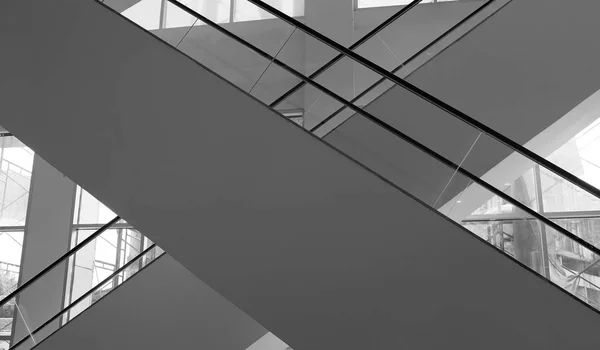 Al lado de escaleras mecánicas, estilo blanco y negro — Foto de Stock