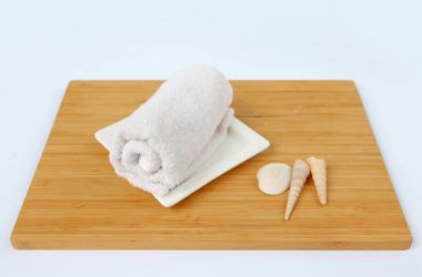 Spa kavramı, Bambu tahta karşı beyaz arka plan üzerinde havlu