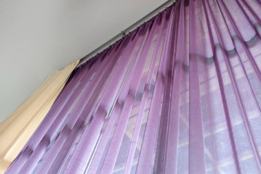 Pencerede şeffaf perde