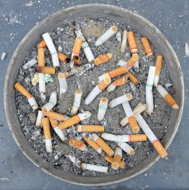 Sigara saplama kül tablası arka planda