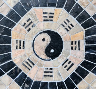 Yin Yang sembolü taş zemin üzerine