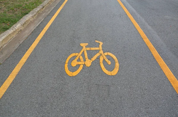Sinal de bicicleta na superfície da rua — Fotografia de Stock