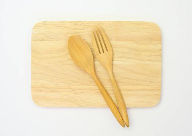 tahta kaşık ve çatal ahşap tahta karşı beyaz arka plan üzerinde