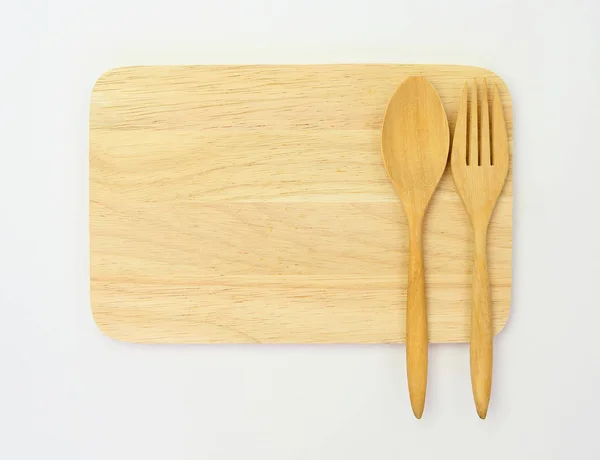 Cuchara de madera y tenedor sobre tabla de madera sobre fondo blanco —  Fotos de Stock