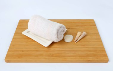 Spa kavramı, Bambu tahta karşı beyaz arka plan üzerinde havlu