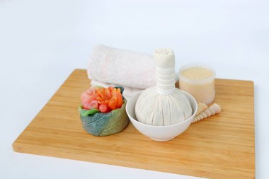 Havlu ve Salt Scrub, Spa konsept Bambu tahta karşı beyaz arka plan üzerinde topla sıkıştırma spa bitkisel