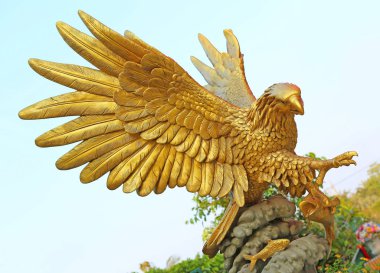 altın kartal heykeli mavi gökyüzü karşı
