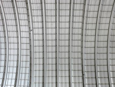 Binanın karmaşık metal çatı kaplama