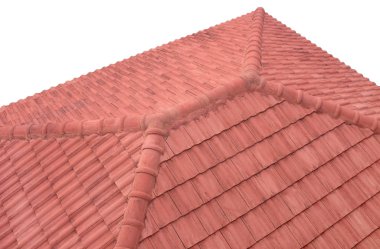 Turuncu çatı kiremitleri üzerinde beyaz izole