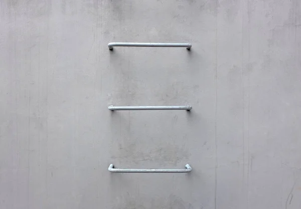 Stalen ladder op muur — Stockfoto