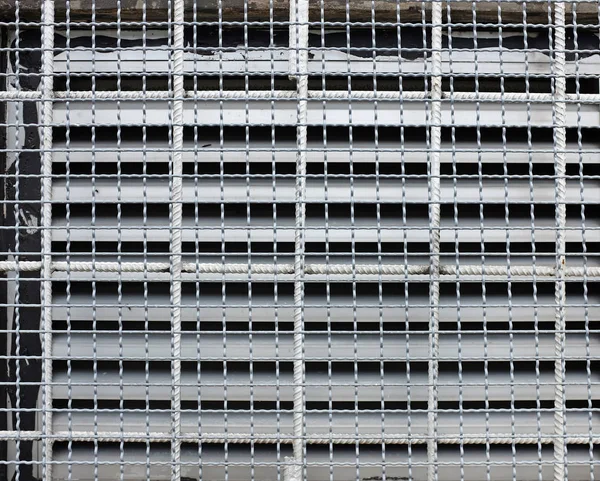 Pared industrial de metal con rejilla de ventilación —  Fotos de Stock