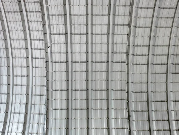 Binanın karmaşık metal çatı kaplama