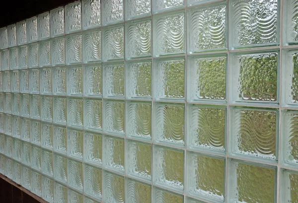 Glazen bakstenen muur, versierd architectonische glas nuttig als achtergrond — Stockfoto