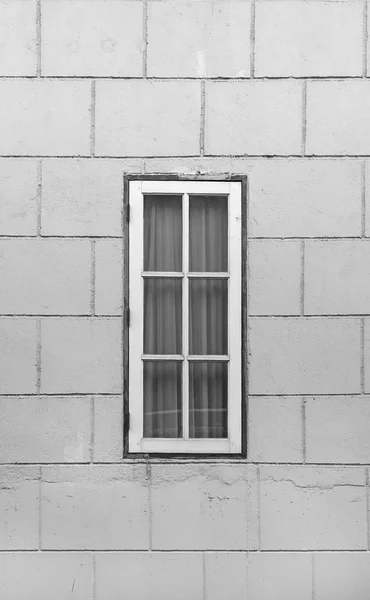 Finestra al muro di cemento in tono bianco e nero — Foto Stock