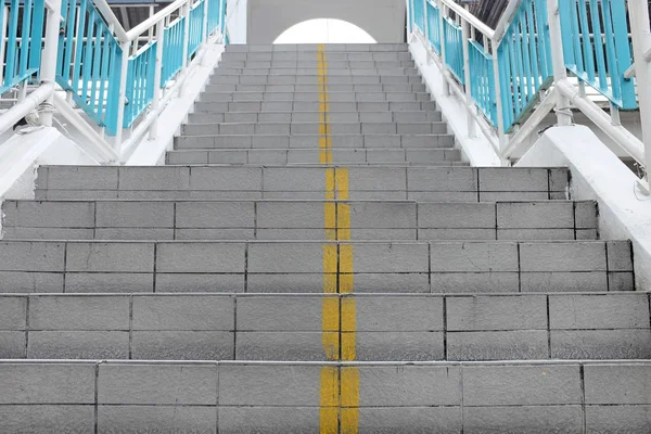 Escaliers de passage supérieur dans la ville — Photo