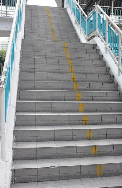 Nadjezd schody ve městě — Stock fotografie
