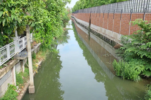 Um canal da cidade na Tailândia — Fotografia de Stock