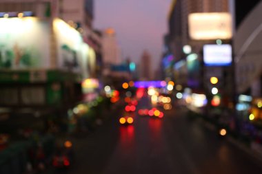 Bangkok şehir merkezinde, Bokeh arka plan, güneş battıktan sonra sokak ışıkları