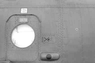 metal yüzey pencere ile askeri uçak