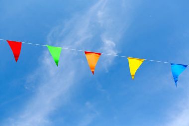 Tay tapınak adil renkli bayrakları