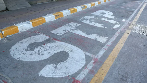 Antiguo letrero STOP pintado en la carretera —  Fotos de Stock